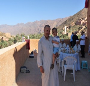 Mohamed Amghar et son fils sur la terrasse de sa maison d’hôtes